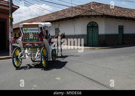 Bunte Pferdekutschen durch die Straßen von Granada in Nicaragua Stockfoto