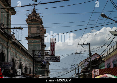 Die pulsierenden städtischen Markt mit Mombacho Vulkan im Hintergrund in Granada, Nicaragua Stockfoto