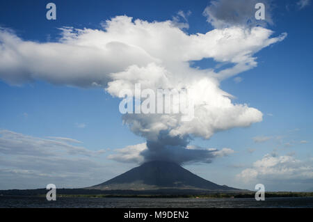 Die wolkenbildung über Vulkan Concepción auf der Insel Ometepe in Nicaragua, Mittelamerika Stockfoto