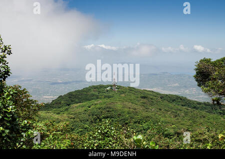 Blick auf die umliegende Landschaft und eine niedrigere Peak von Vulkan Mombacho, NIcaragua Stockfoto