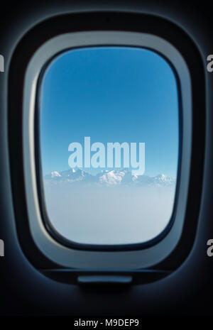 Flugzeug Passagier Fenster mit Blick auf den Himalaya auf einem Flug von Kathmandu nach Pokhara in Nepal Stockfoto