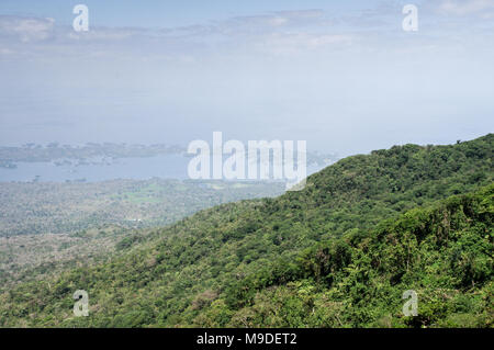 Schöne Aussicht von der Spitze des Mombacho Vulkan, mit den Inseln von Granada und Nicaragua See in der Ferne sichtbar - Nicaragua, Mittelamerika Stockfoto