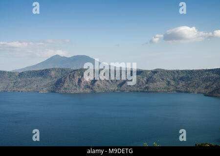Blick auf die Laguna de Apoyo mit Vulkan Mombacho auf der linken Seite sichtbar - Nicaragua, Mittelamerika Stockfoto