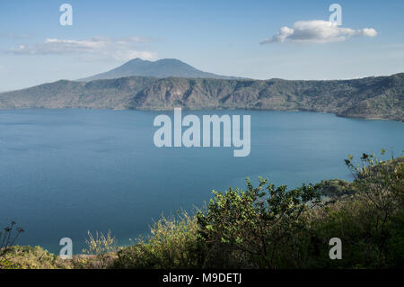 Blick auf die Laguna de Apoyo mit Vulkan Mombacho auf der linken Seite sichtbar - Nicaragua, Mittelamerika Stockfoto