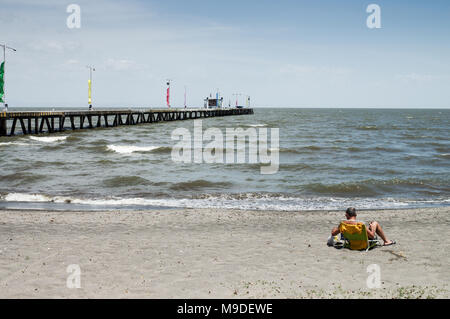 Man Sonnenbaden am Malecon, Granada, am Ufer des Sees Cinaragua - Nicaragua, Mittelamerika Stockfoto