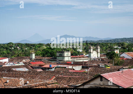 Blick auf Granada vom Glockenturm der Iglesia La Merced mit Vulkan Concepcion am Horizont sichtbar - Nicaragua, Mittelamerika Stockfoto