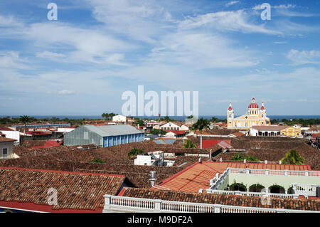 Blick von der Stadt Granada und die berühmte Kathedrale aus dem Glockenturm der Iglesia La Merced in Granada, Nicaragua Stockfoto