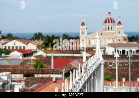 Der Glockenturm der Iglesia La Merced Kirche mit Blick auf die Stadt Granada und die wunderschöne Kathedrale in Nicaragua Stockfoto