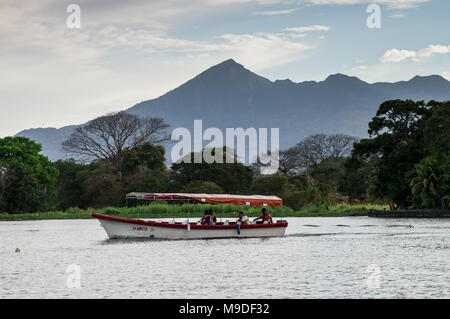 Boot durch die Inseln von Granada passing mit Mombacho Vulkan im Hintergrund - Nicaragua, Mittelamerika Stockfoto