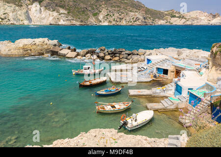 MILOS, Griechenland, 17. Mai 2017: Traditionelle griechische Fischerboote Verankerung in Mandrakia Dorf. Insel Milos, Griechenland. Stockfoto