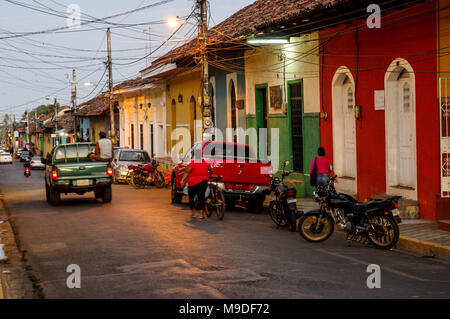 Einstellung Nacht auf dem belebten bunten Straßen der Kolonialstadt Granada in Nicaragua Stockfoto