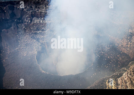 Rauch aus dem Stantiago Krater des Vulkan Masaya in Nicaragua Stockfoto