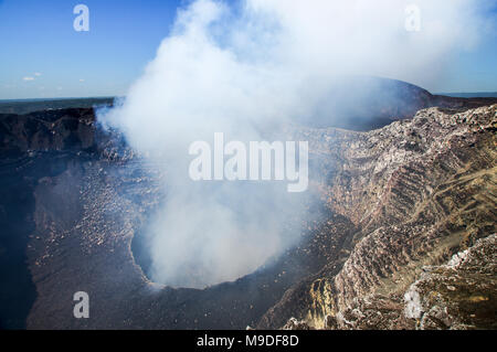 Rauch aus dem Stantiago Krater des Vulkan Masaya in Nicaragua Stockfoto