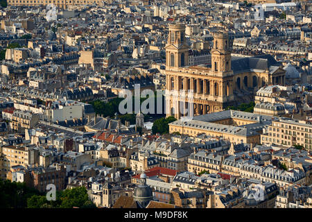 Luftaufnahme auf die Kirche Saint-Sulpice und die Dächer von Paris bei Sonnenuntergang (Mansarde und dormer Dächer). 6. Arrondissment, Paris, Frankreich Stockfoto