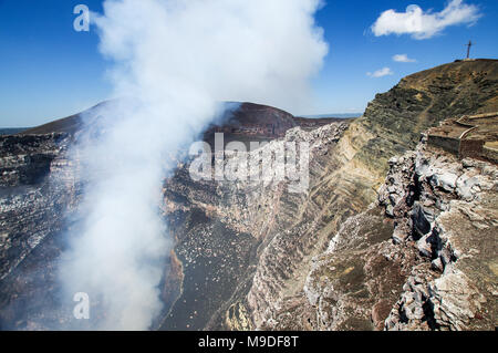 Rauch aus dem Stantiago Krater des Vulkan Masaya in Nicaragua Stockfoto