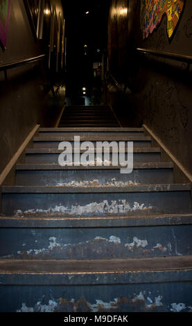 Dunkle Treppe, die bis zu einem dunklen Ort. Stockfoto