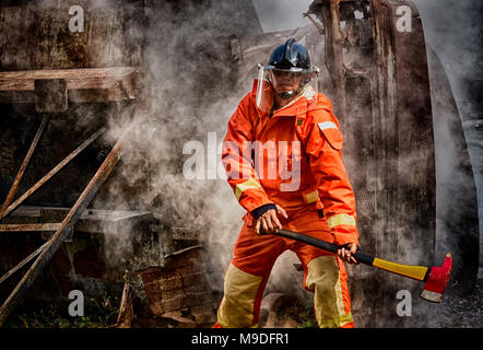 Not Fire Rescue Training, Feuerwehrmänner in Uniform, Arm mit einem Feuer Ax Stockfoto