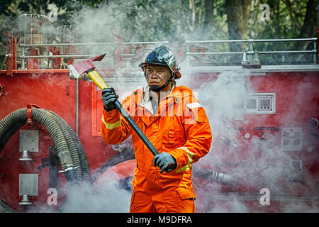 Not Fire Rescue Training, Feuerwehrmänner in Uniform, Arm mit einem Feuer Ax Stockfoto