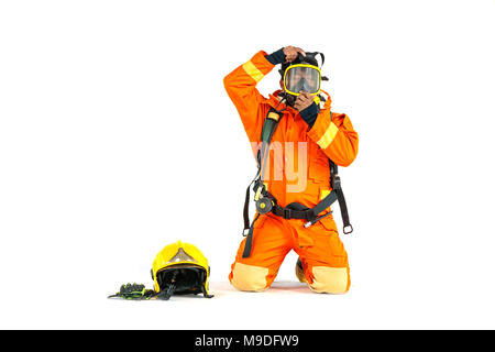 Feuerwehrmann in Uniform und Sturzhelm ständigen vollen Körper Länge Stockfoto