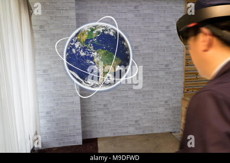 Smart Bildung industrielle Technologie Konzept, man (unscharf) mit smart Gläser Studie über die Welt/Welt in 3d mit Augmented gemischt Virtuelle re Stockfoto