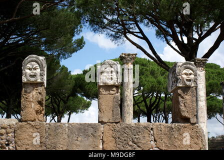 Marmor theatralischen Masken, Ostia Antica archäologische Stätte, die Lage der Hafenstadt des antiken Rom, Rom, Italien Stockfoto