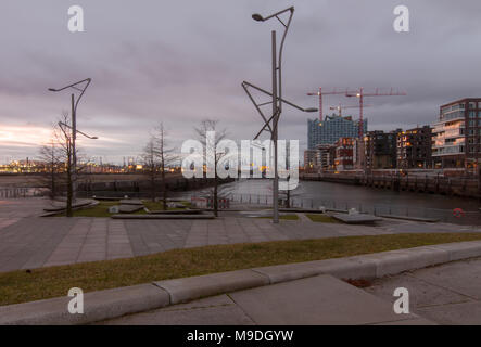 Hamburg, Deutschland - Januar 24, 2014: Blick vom Marco Polo Terrassen am Grasbrookhafen, Baustelle der Elbphilharmonie am Abend. Stockfoto