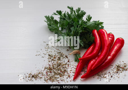 Red Hot Chili Peppers auf weißem Holz. Pikant würzen. Stockfoto