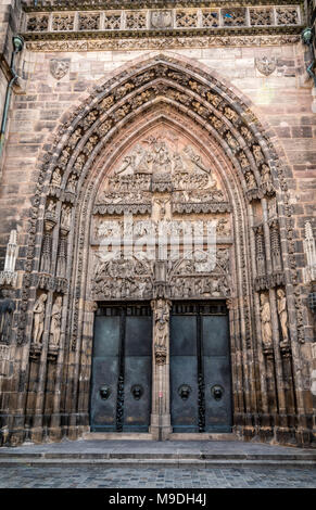 Westportal Eingang von St. Lorenz Kirche - Nürnberg Stockfoto