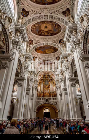 Innenraum von St. Stephen's Cathedral, Passau, auf der Suche nach Westen Stockfoto