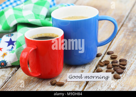 Guten Morgen Karte mit zwei bunte Tassen Kaffee auf rustikale Oberfläche Stockfoto