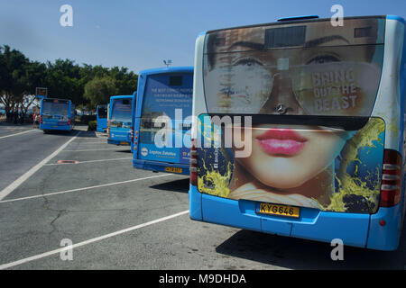 Paphos district blaue Busse am Busbahnhof Kato Paphos Paphos, Zypern, Mittelmeer, Europa Stockfoto