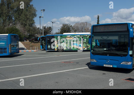 Paphos district blaue Busse am Busbahnhof Kato Paphos Paphos, Zypern, Mittelmeer, Europa Stockfoto