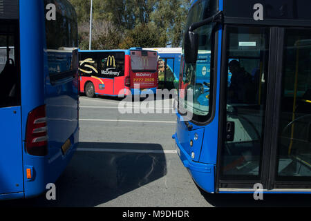 Paphos district blaue Busse am Busbahnhof Kato Paphos Paphos, Zypern, Mittelmeer, Europa Stockfoto