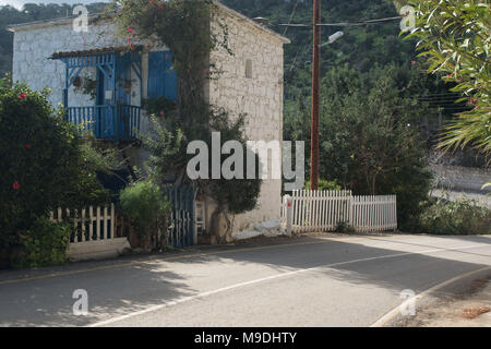 Haus mit blauen Fenstern und Türen Möbel auf der Straße der Aphrodite Badewanne, Halbinsel Akamas, Paphos, Zypern, Europa Stockfoto