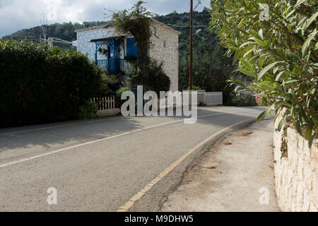 Haus mit blauen Fenstern und Türen Möbel auf der Straße der Aphrodite Badewanne, Halbinsel Akamas, Paphos, Zypern, Europa Stockfoto