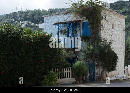 Haus mit blauen Fenstern und Türen Möbel auf der Straße der Aphrodite Badewanne, Halbinsel Akamas, Paphos, Zypern, Europa Stockfoto