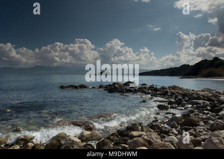 Rocky Beach in der Nähe des Aphrodite Badewanne auf der Akamas Halbinsel von natürlicher Schönheit, Paphos, Zypern, Mittelmeer, Europa Stockfoto