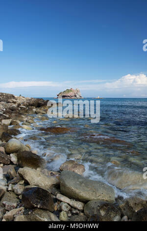 Rocky Beach in der Nähe des Aphrodite Badewanne auf der Akamas Halbinsel von natürlicher Schönheit, Paphos, Zypern, Mittelmeer, Europa Stockfoto