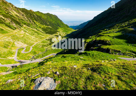 Transfagarasan Straße in den Bergen von Rumänien. Herrliche Aussicht auf die Landschaft von der Flanke eines Hügels. Serpentinenstraße mit nach unten windet sich das Tal Stockfoto