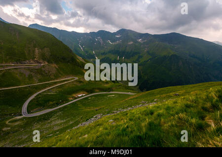 Serpentine der Transfagaras den Hügel hinunter. schöne Transport Landschaft an einem bewölkten Tag Stockfoto