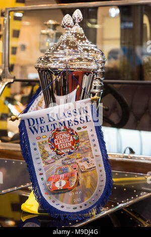 Die Techno Classica in Essen ist die weltweit führende Messe für klassische Automobile und Oldtimer und Collectible Automobile. Im Jahr 2018, die Messe lockte über 185.000 Besucher. Mehr als 1.250 Aussteller aus über 30 Ländern nehmen teil. Stockfoto