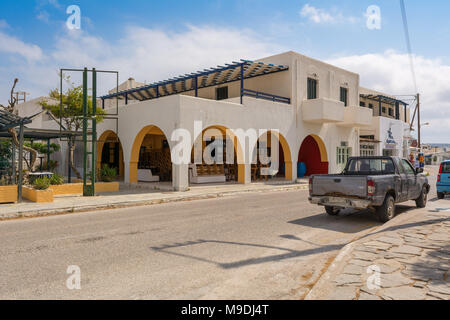 MILOS, Griechenland - 17. Mai 2017: typisch griechischen Architektur in Adamas auf der Insel Milos. Kykladen, Griechenland. Stockfoto