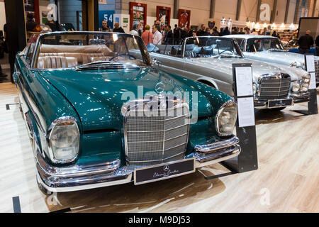 Vintage Mercedes-Benz 300 SE Cabrio. Die Techno Classica in Essen ist die weltweit führende Messe für klassische Automobile und Oldtimer und Collectible Automobile. Im Jahr 2018, die Messe lockte über 185.000 Besucher. Mehr als 1.250 Aussteller aus über 30 Ländern nehmen teil. Stockfoto