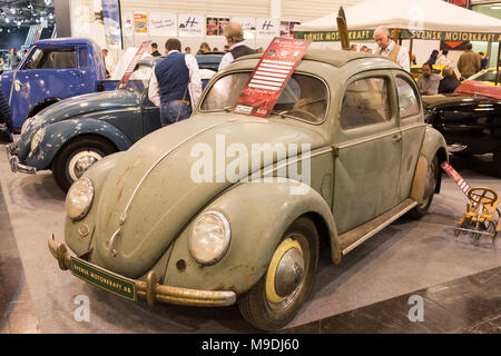 Volkswagen Käfer, 1951, vor der Sanierung. Die Techno Classica in Essen ist die weltweit führende Messe für klassische Automobile und Oldtimer und Collectible Automobile. Im Jahr 2018, die Messe lockte über 185.000 Besucher. Mehr als 1.250 Aussteller aus über 30 Ländern nehmen teil. Stockfoto