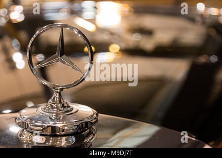 Mercedes-Benz-Stern, Kühlerfigur. Die Techno Classica in Essen ist die weltweit führende Messe für klassische Automobile und Oldtimer und Collectible Automobile. Im Jahr 2018, die Messe lockte über 185.000 Besucher. Mehr als 1.250 Aussteller aus über 30 Ländern nehmen teil. Stockfoto