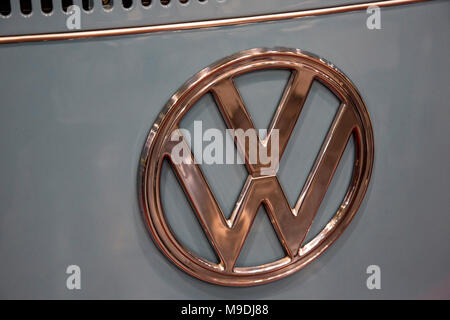VW, Volkswagen, Logo. Die Techno Classica in Essen ist die weltweit führende Messe für klassische Automobile und Oldtimer und Collectible Automobile. Im Jahr 2018, die Messe lockte über 185.000 Besucher. Mehr als 1.250 Aussteller aus über 30 Ländern nehmen teil. Stockfoto