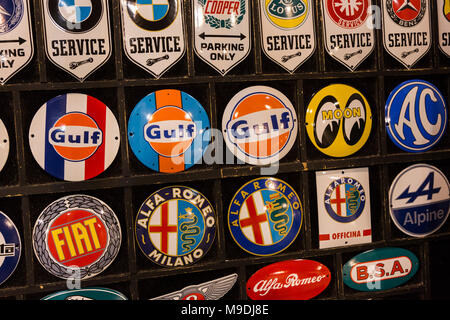 Metall Schilder. Die Techno Classica in Essen ist die weltweit führende Messe für klassische Automobile und Oldtimer und Collectible Automobile. Im Jahr 2018, die Messe lockte über 185.000 Besucher. Mehr als 1.250 Aussteller aus über 30 Ländern nehmen teil. Stockfoto