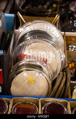Ersatzteile für klassische Autos, Lichter. Die Techno Classica in Essen ist die weltweit führende Messe für klassische Automobile und Oldtimer und Collectible Automobile. Im Jahr 2018, die Messe lockte über 185.000 Besucher. Mehr als 1.250 Aussteller aus über 30 Ländern nehmen teil. Stockfoto