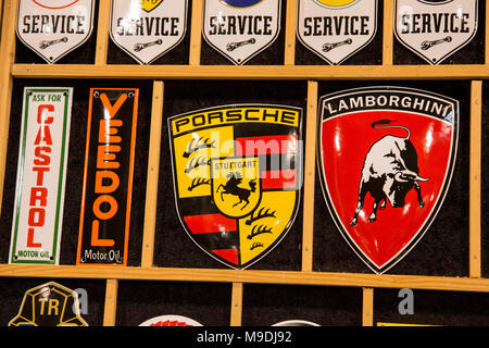 Metall Schilder. Die Techno Classica in Essen ist die weltweit führende Messe für klassische Automobile und Oldtimer und Collectible Automobile. Im Jahr 2018, die Messe lockte über 185.000 Besucher. Mehr als 1.250 Aussteller aus über 30 Ländern nehmen teil. Stockfoto
