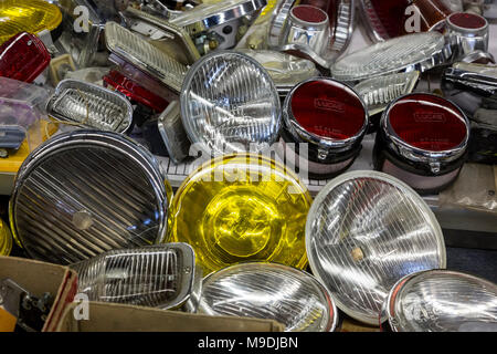 Ersatzteile, Lichter. Die Techno Classica in Essen ist die weltweit führende Messe für klassische Automobile und Oldtimer und Collectible Automobile. Im Jahr 2018, die Messe lockte über 185.000 Besucher. Mehr als 1.250 Aussteller aus über 30 Ländern nehmen teil. Stockfoto